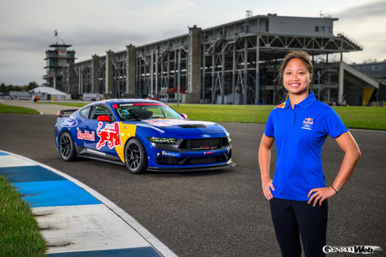 クロエ・チェンバースと、彼女が今週末ステアリングを握る「フォード マスタング ダークホース R」。