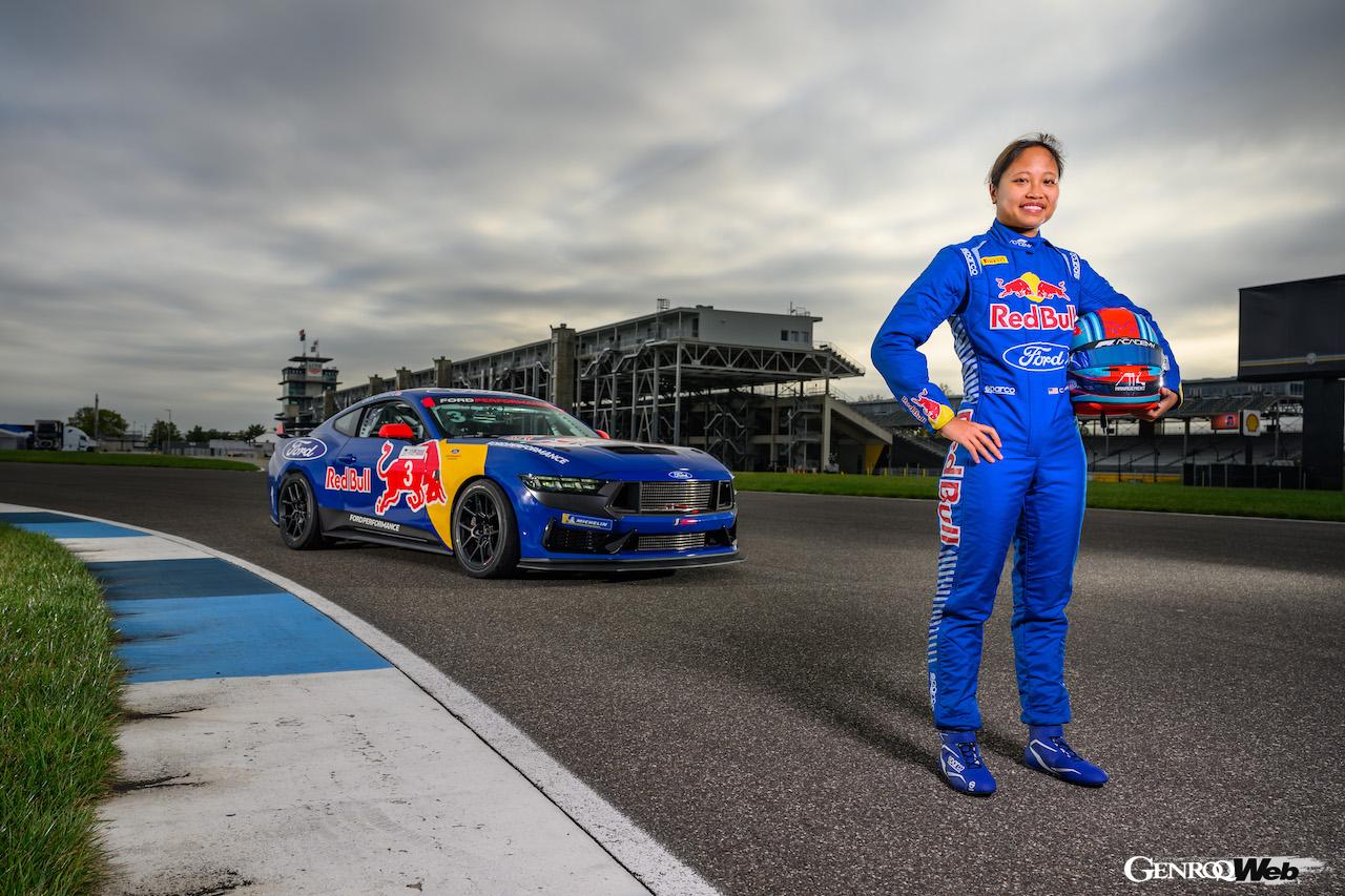 クロエ・チェンバースと、彼女が今週末ステアリングを握る「フォード マスタング ダークホース R」。