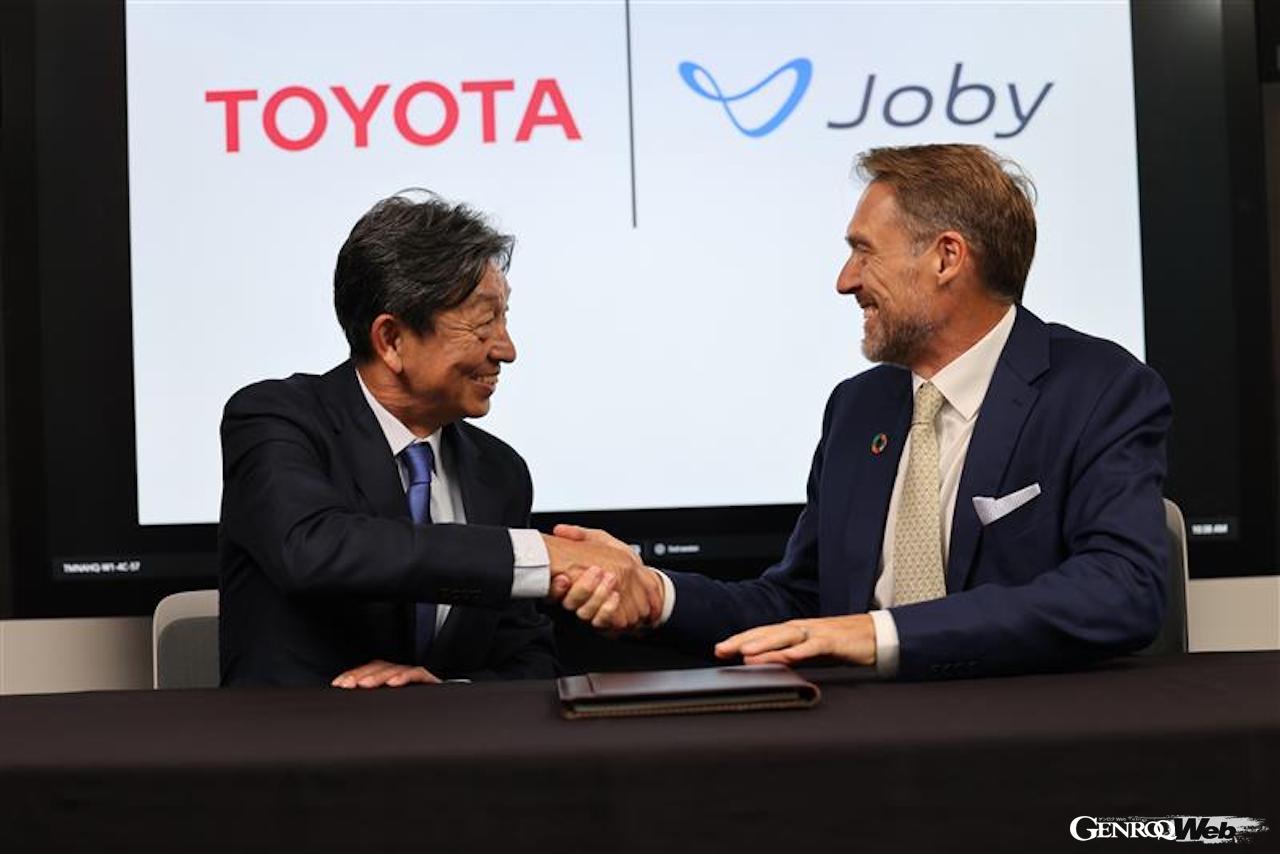 5億ドルの追加出資に合意した、トヨタの担当執行役員の小川哲男と、ジョビー・アビエーションのジョーベン・ビバートCEO。