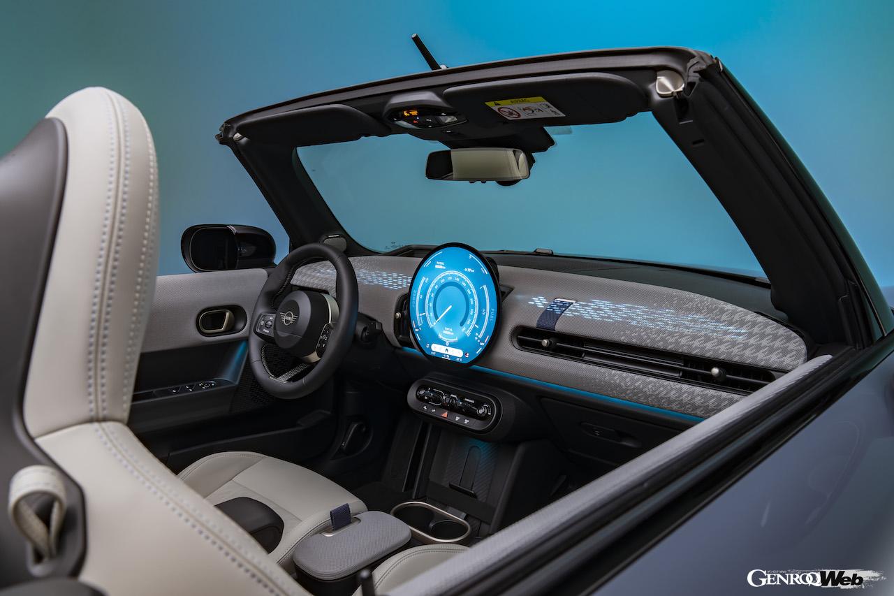 新型「MINI クーパー コンバーチブル」のインテリア。