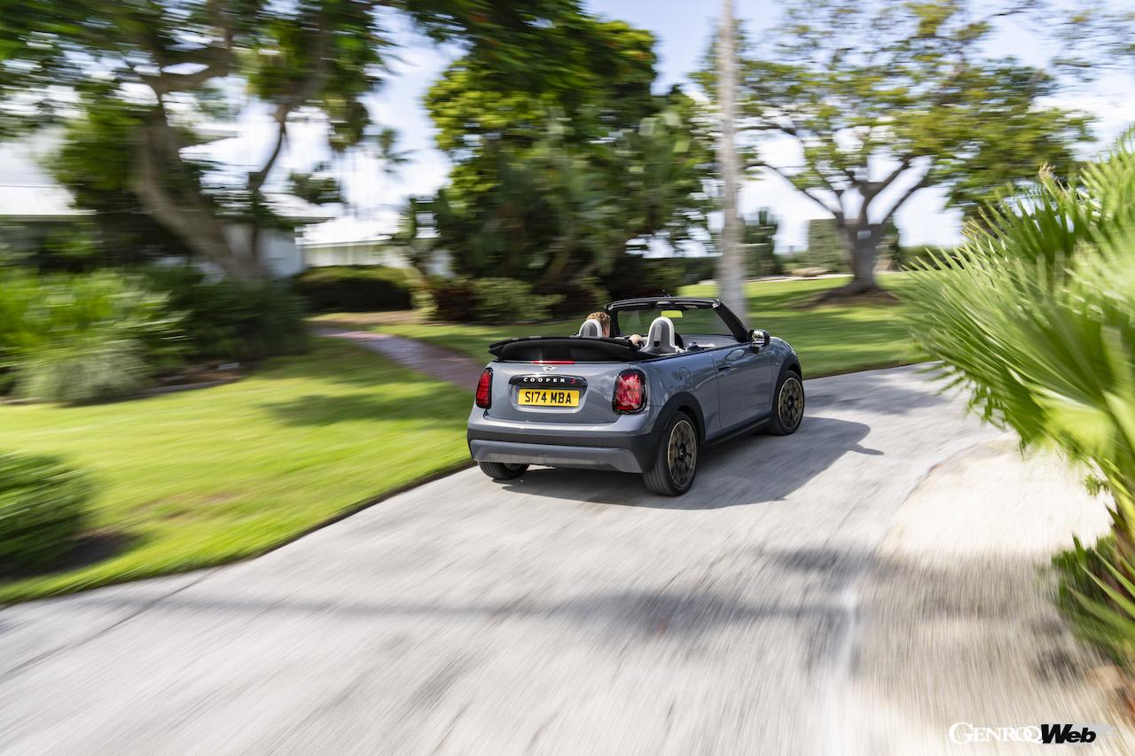 新型「MINI クーパー コンバーチブル」の走行シーン。