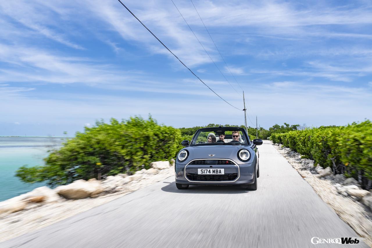 新型「MINI クーパー コンバーチブル」の走行シーン。
