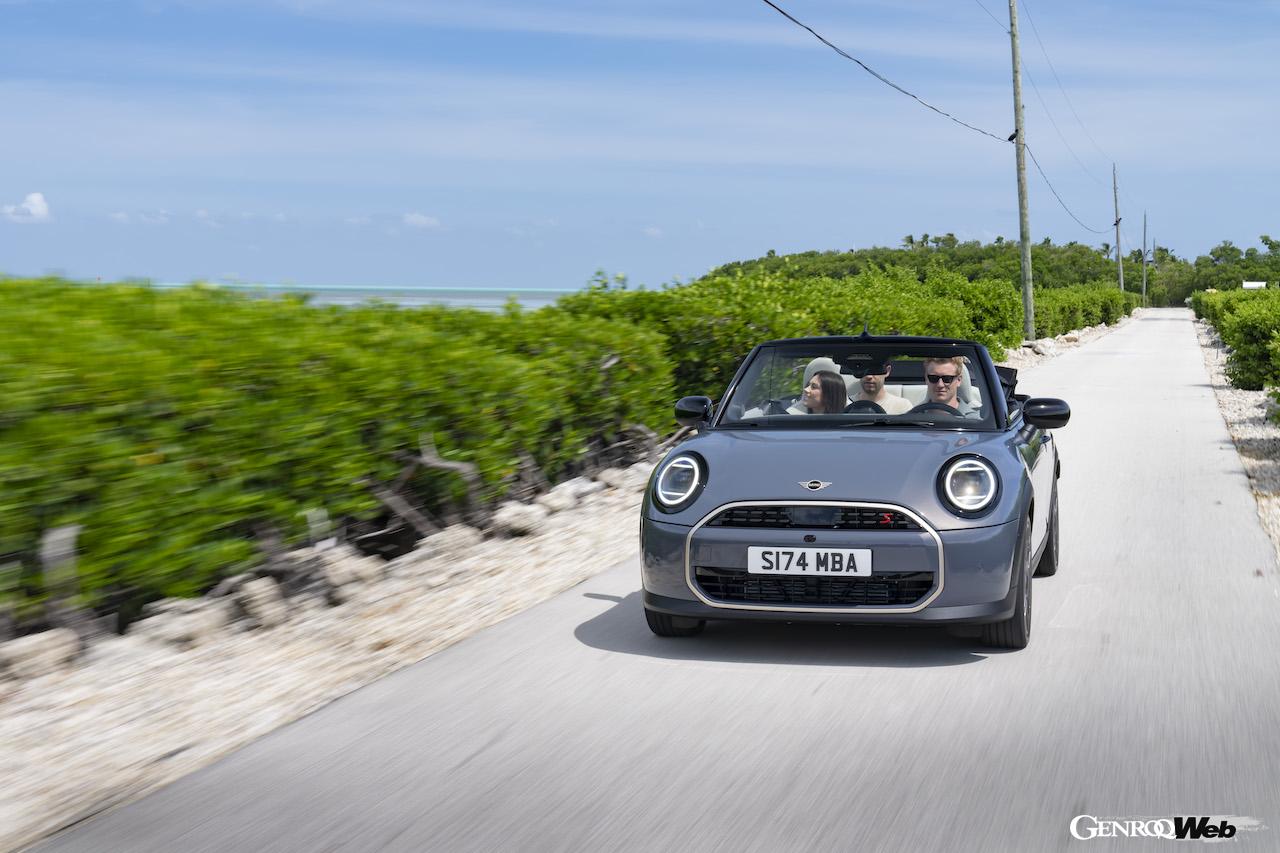 新型「MINI クーパー コンバーチブル」の走行シーン。