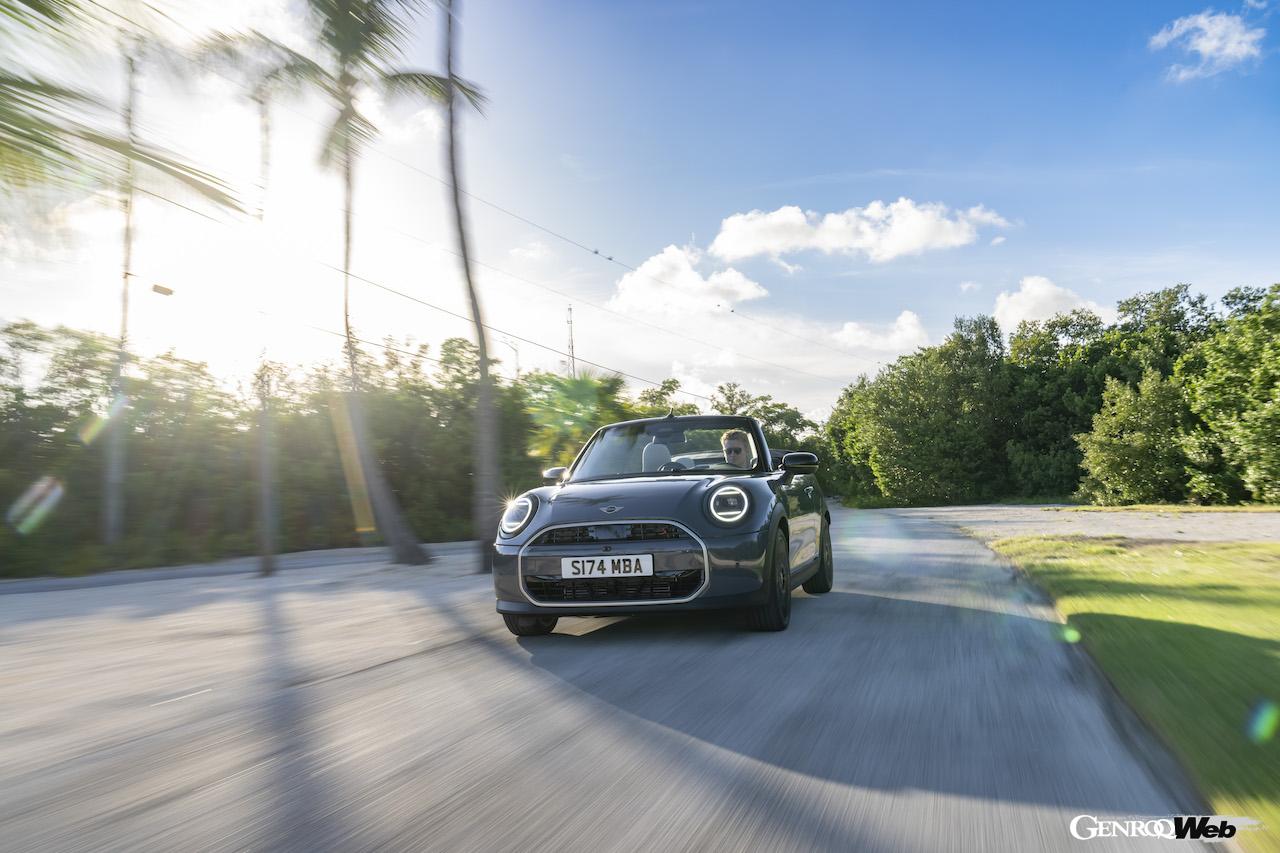 新型「MINI クーパー コンバーチブル」の走行シーン。