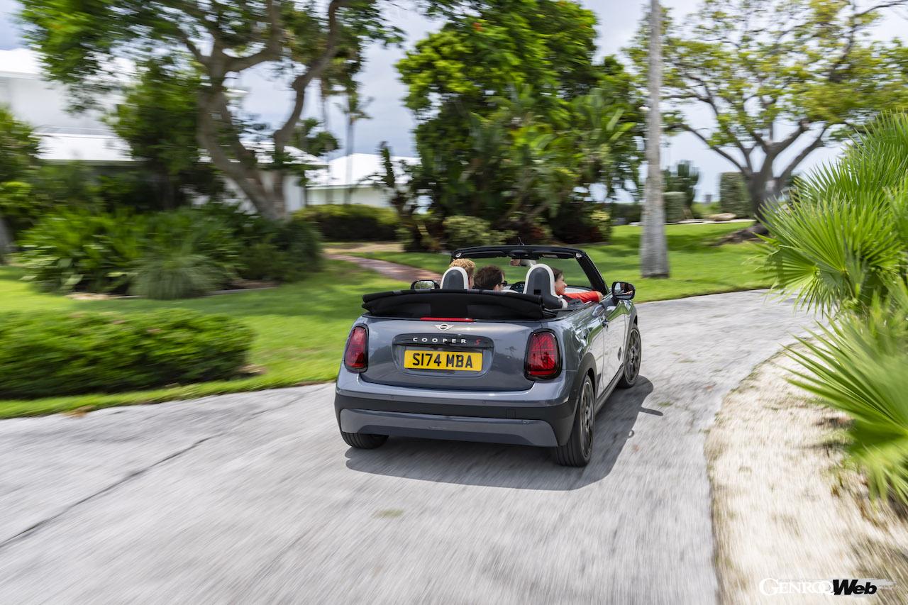 新型「MINI クーパー コンバーチブル」の走行シーン。