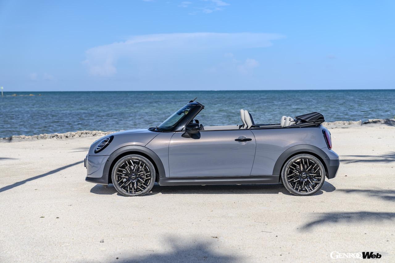 新型「MINI クーパー コンバーチブル」のエクステリア。