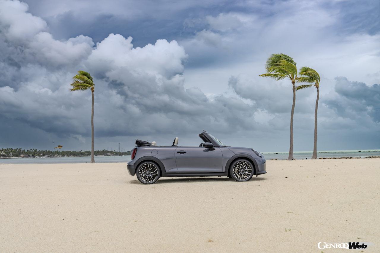 新型「MINI クーパー コンバーチブル」のエクステリア。