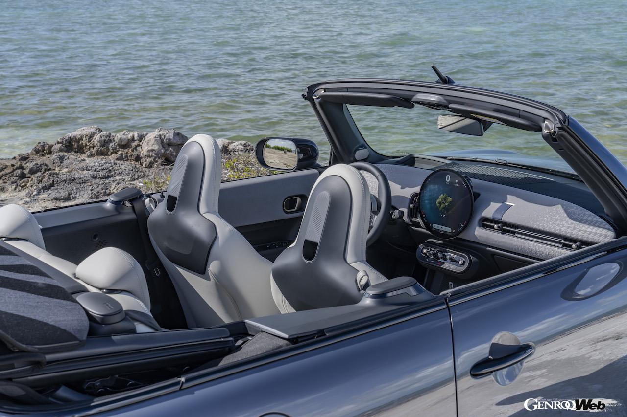 新型「MINI クーパー コンバーチブル」のインテリア。