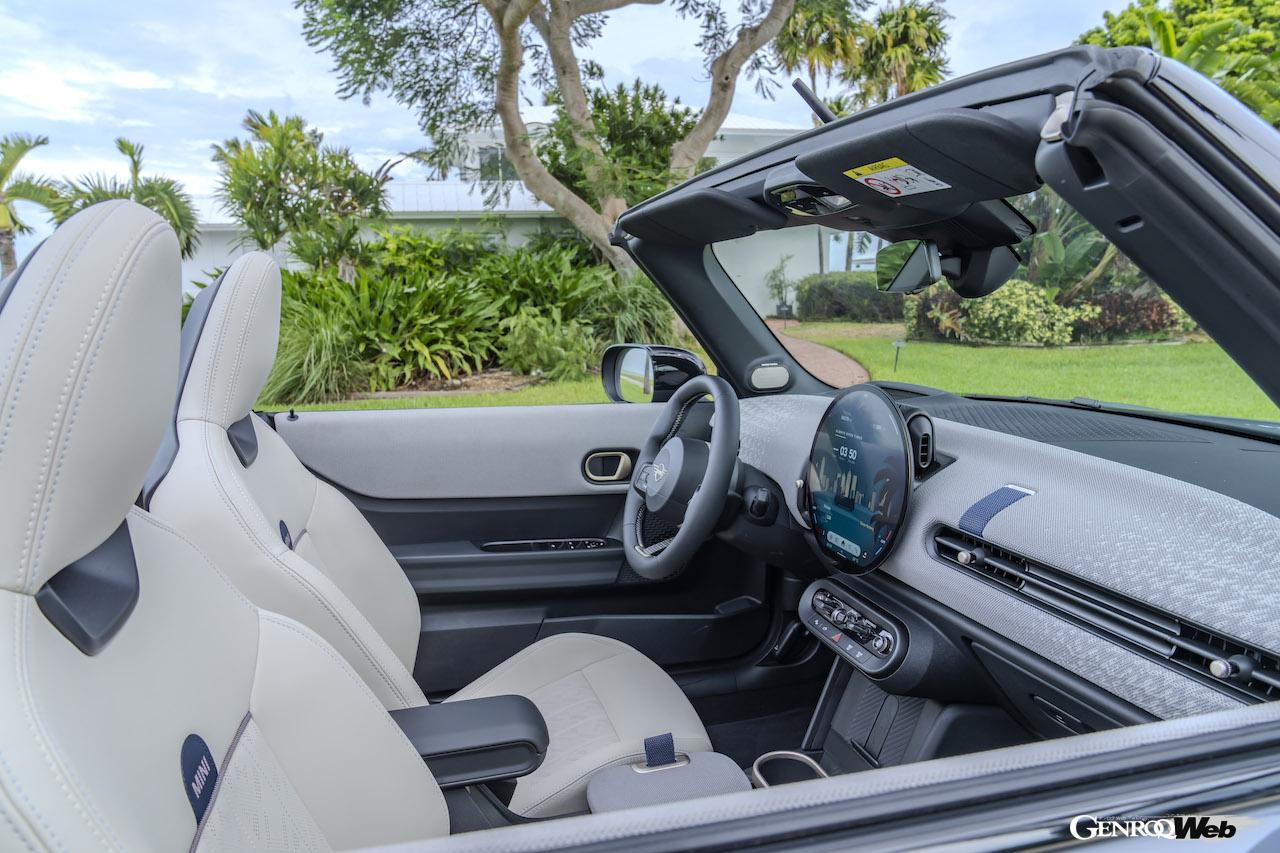 新型「MINI クーパー コンバーチブル」のインテリア。