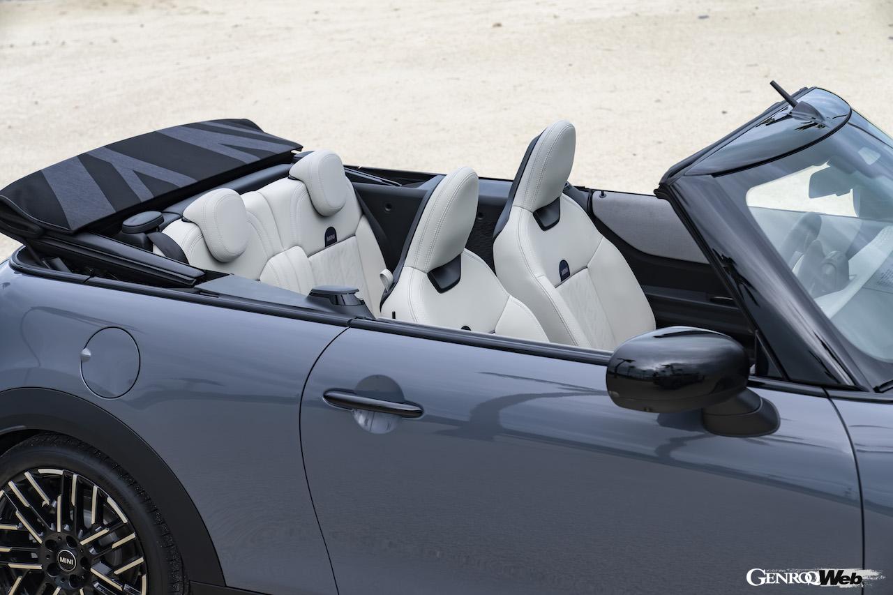 新型「MINI クーパー コンバーチブル」のインテリア。