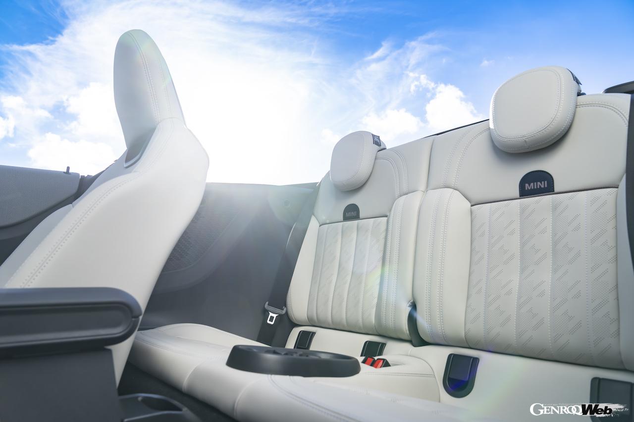 新型「MINI クーパー コンバーチブル」のインテリア。