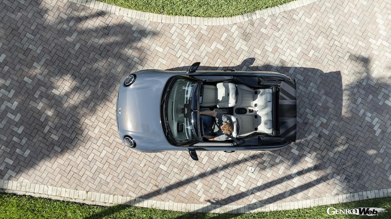 新型「MINI クーパー コンバーチブル」のインテリア。