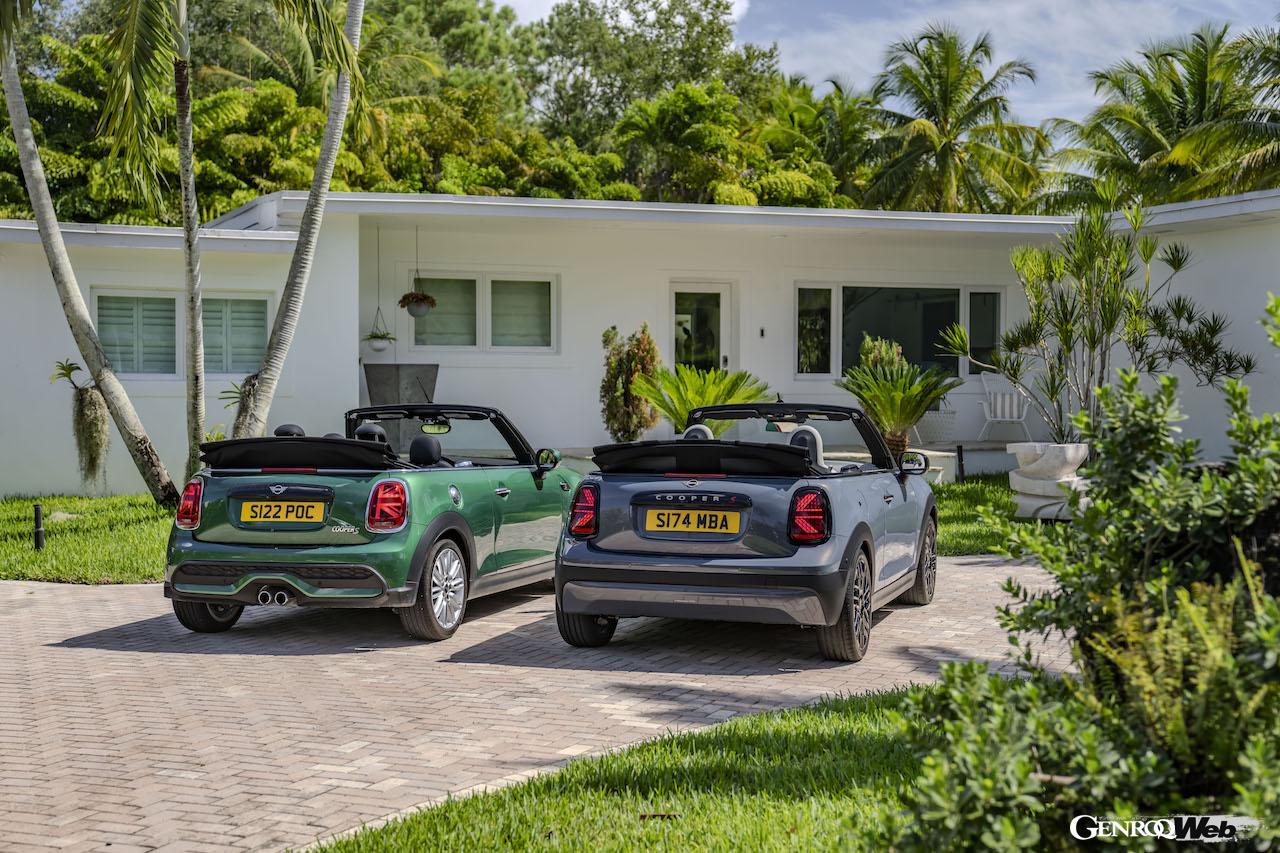 4代目MINI クーパー コンバーチブル（左）をベースに、内外装をフルモデルチェンジに近いレベルでアップデート。フロントマスクは、新型MINI クーパーのデザインが導入された。