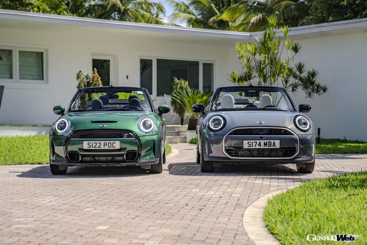 4代目MINI クーパー コンバーチブル（左）をベースに、内外装をフルモデルチェンジに近いレベルでアップデート。フロントマスクは、新型MINI クーパーのデザインが導入された。