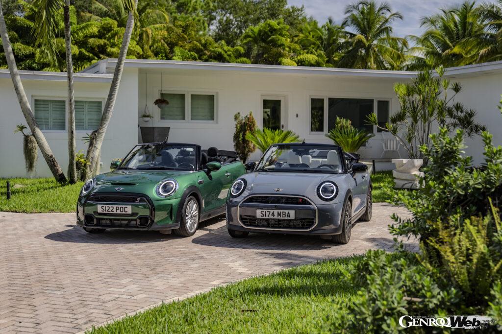 4代目MINI クーパー コンバーチブル(左)をベースに、内外装をフルモデルチェンジに近いレベルでアップデート。フロントマスクは、新型MINI クーパーのデザインが導入された。