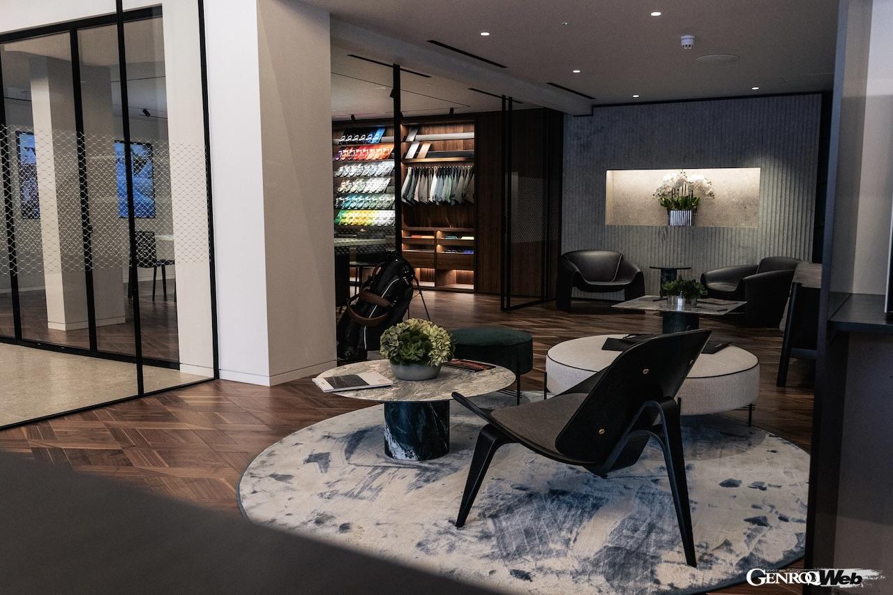 リーズにオープンした新拠点は、常時10台のモデルを展示可能なスペースを誇る。「Q ニューヨーク」からから導入された、新コーポレートアイデンティティが初採用されている。