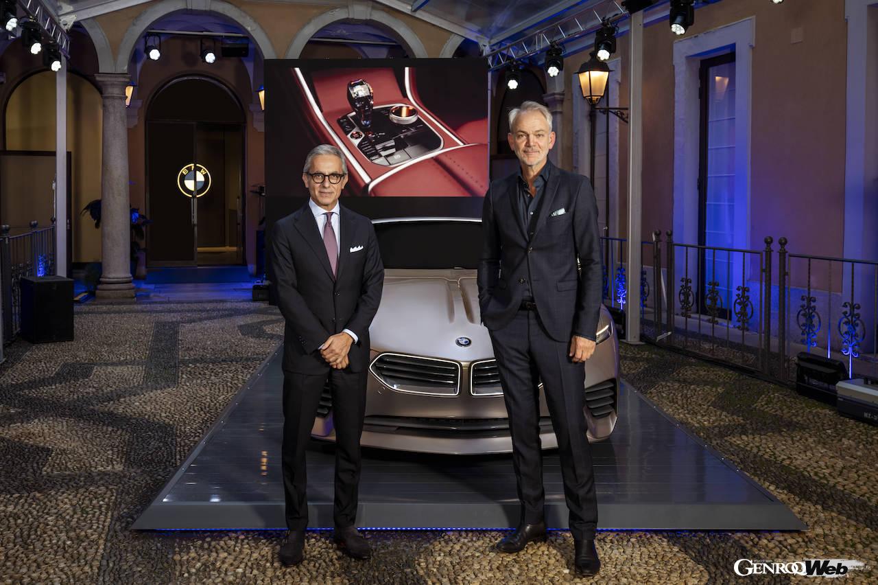 「BMW スカイトップ」の生産発表に立ち会った、マッシリミリアーノ・ディ・シルベストレ（左）と、アドリアン・ファン・ホーイドンク（右）。