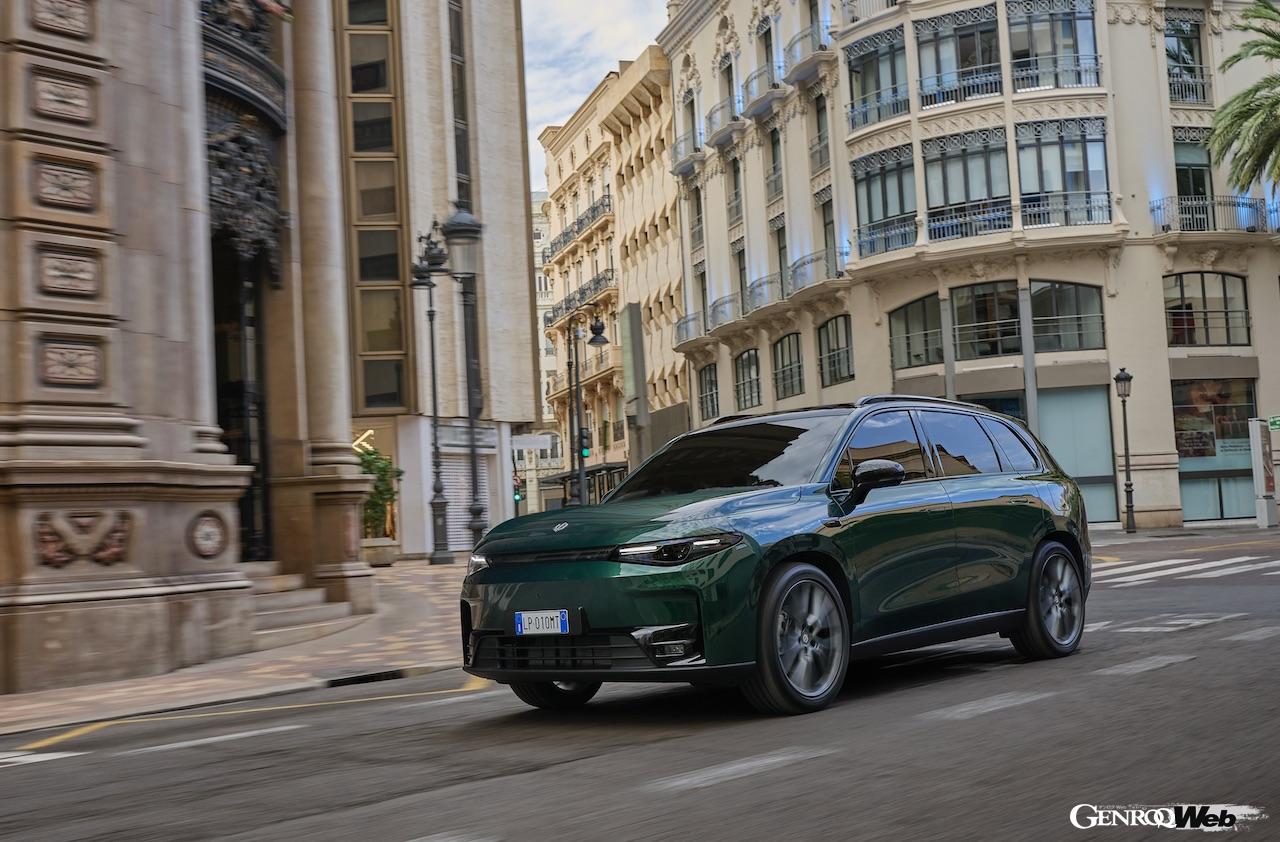 欧州市場に導入されるフル電動クロスオーバー「リープモーター C10」の走行シーン。