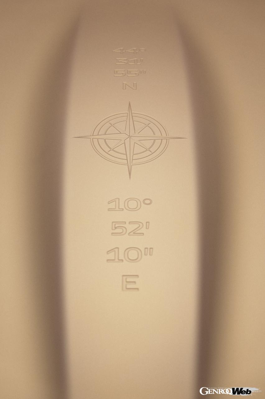 「テーラーメイド」が製作した「フェラーリ ローマ スパイダー」に入れられた、専用のコンパスローズとマラネロの地理座標。