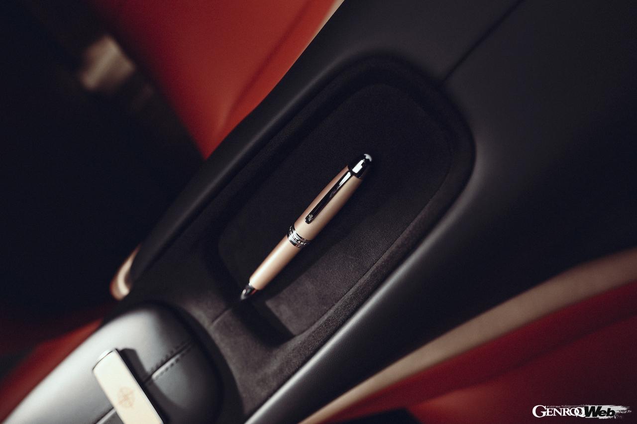 インテリアには、モンブラン社と共同開発した専用の万年筆「マイスターシュテュック」がログブックと共に収められている。