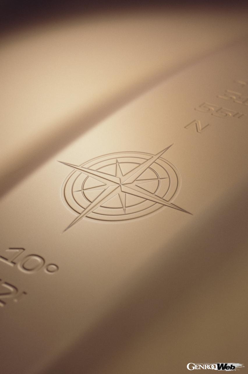 「テーラーメイド」が製作した「フェラーリ ローマ スパイダー」に入れられた、専用のコンパスローズとマラネロの地理座標。