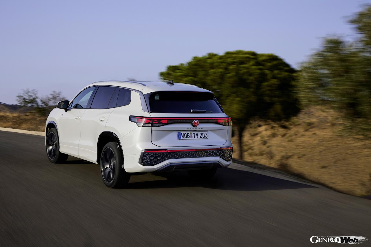 新型ミドルサイズSUV「フォルクスワーゲン タイロン」の走行シーン。