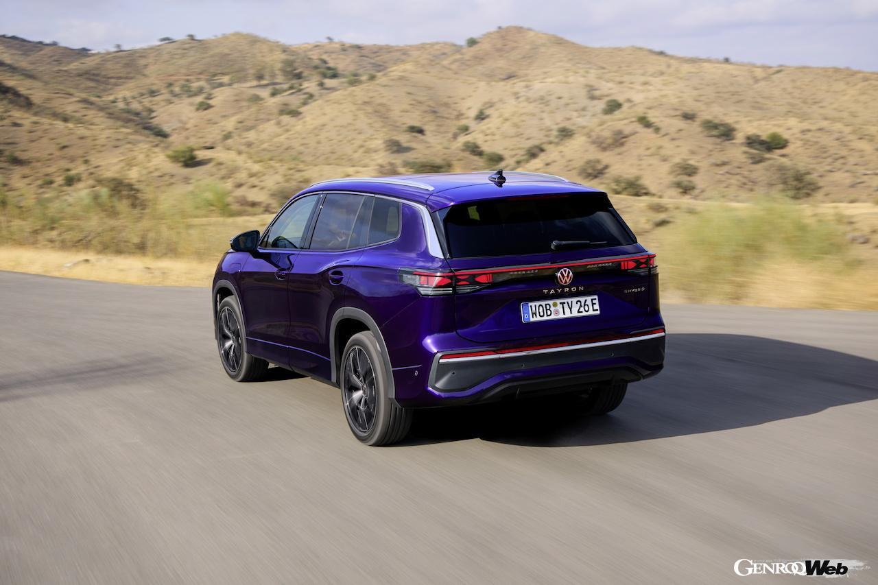 新型ミドルサイズSUV「フォルクスワーゲン タイロン」の走行シーン。