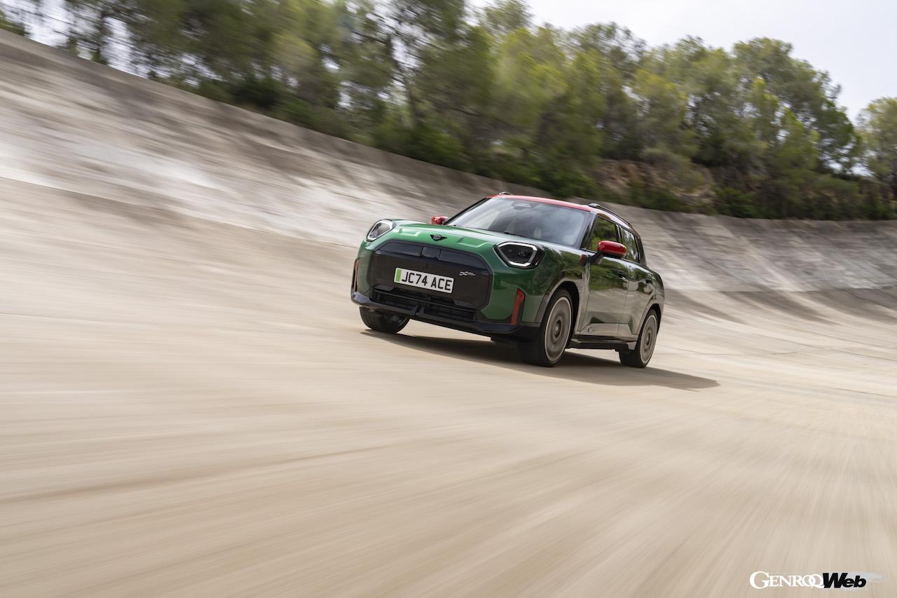 「MINI ジョン クーパー ワークス エースマン」の走行シーン。