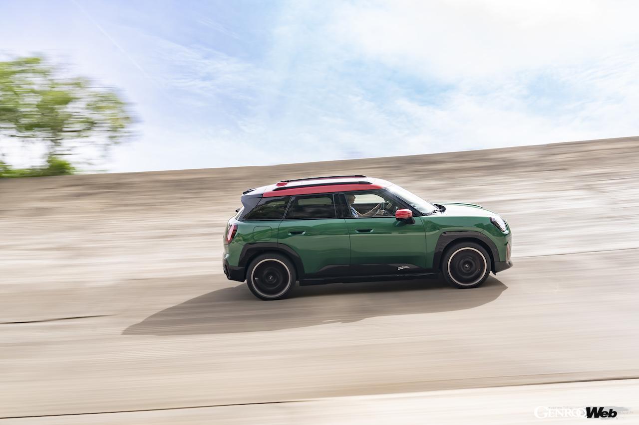 「MINI ジョン クーパー ワークス エースマン」の走行シーン。