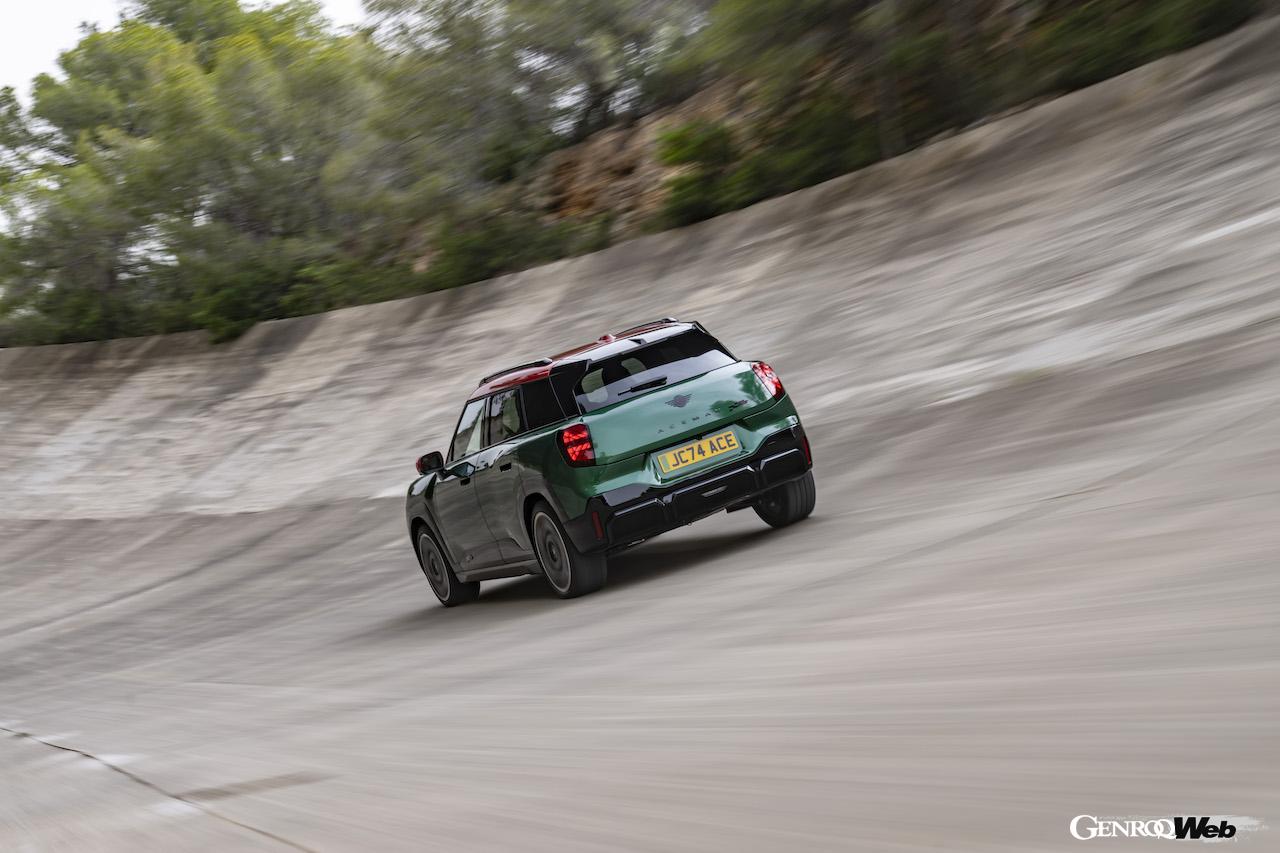 「MINI ジョン クーパー ワークス エースマン」の走行シーン。