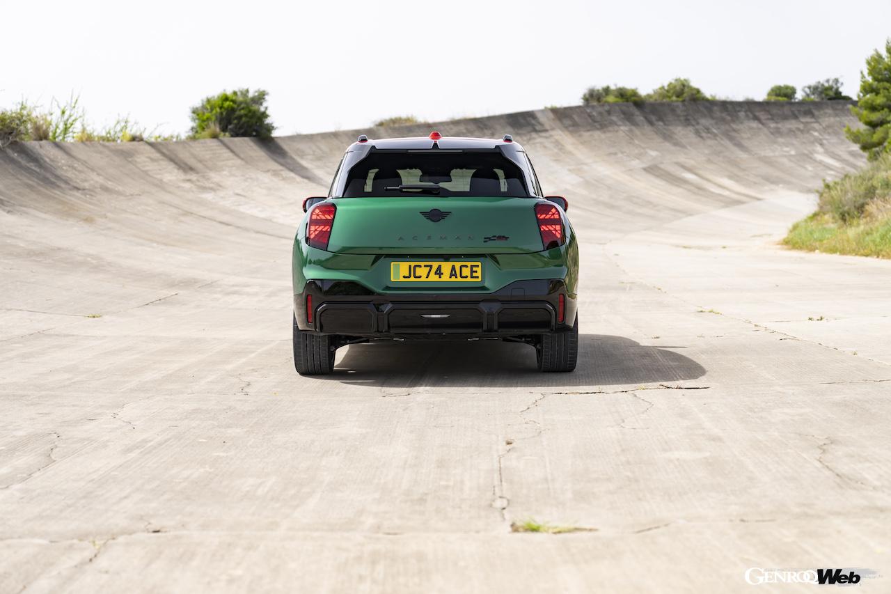 「MINI ジョン クーパー ワークス エースマン」のエクステリア。