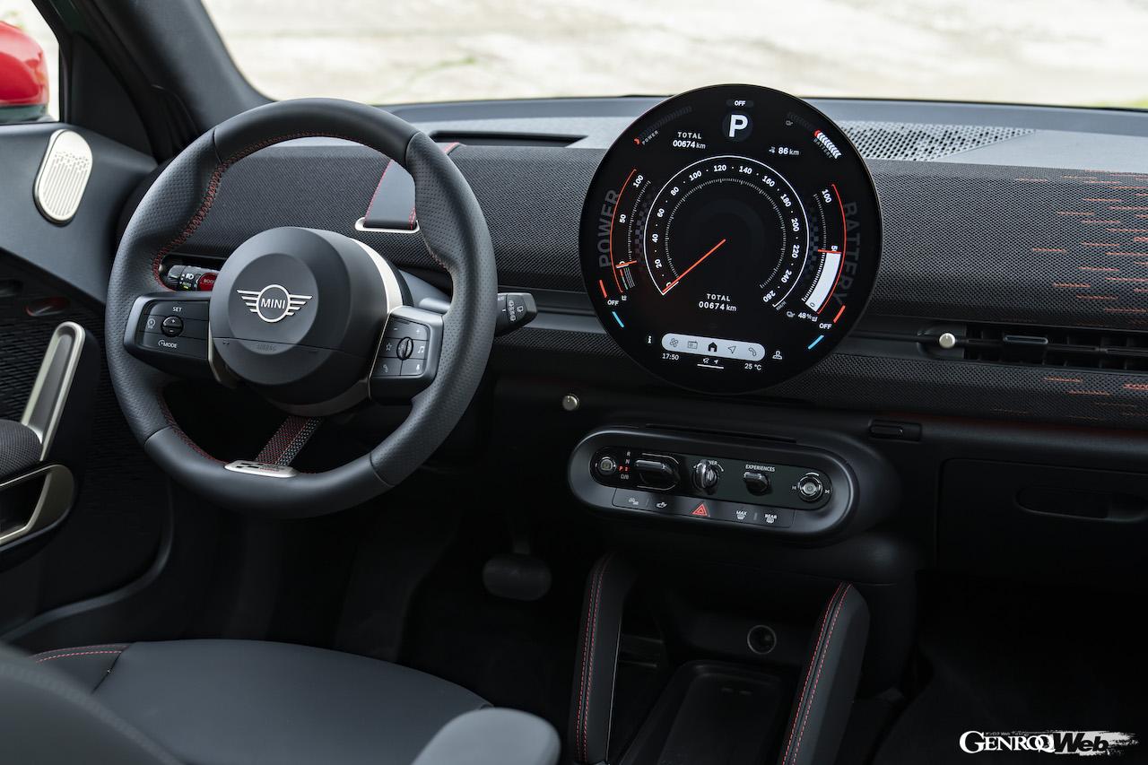 「MINI ジョン クーパー ワークス エースマン」のインテリア。