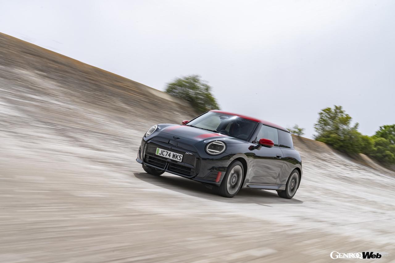 「MINI ジョン クーパー ワークス エレクトリック」の走行シーン。