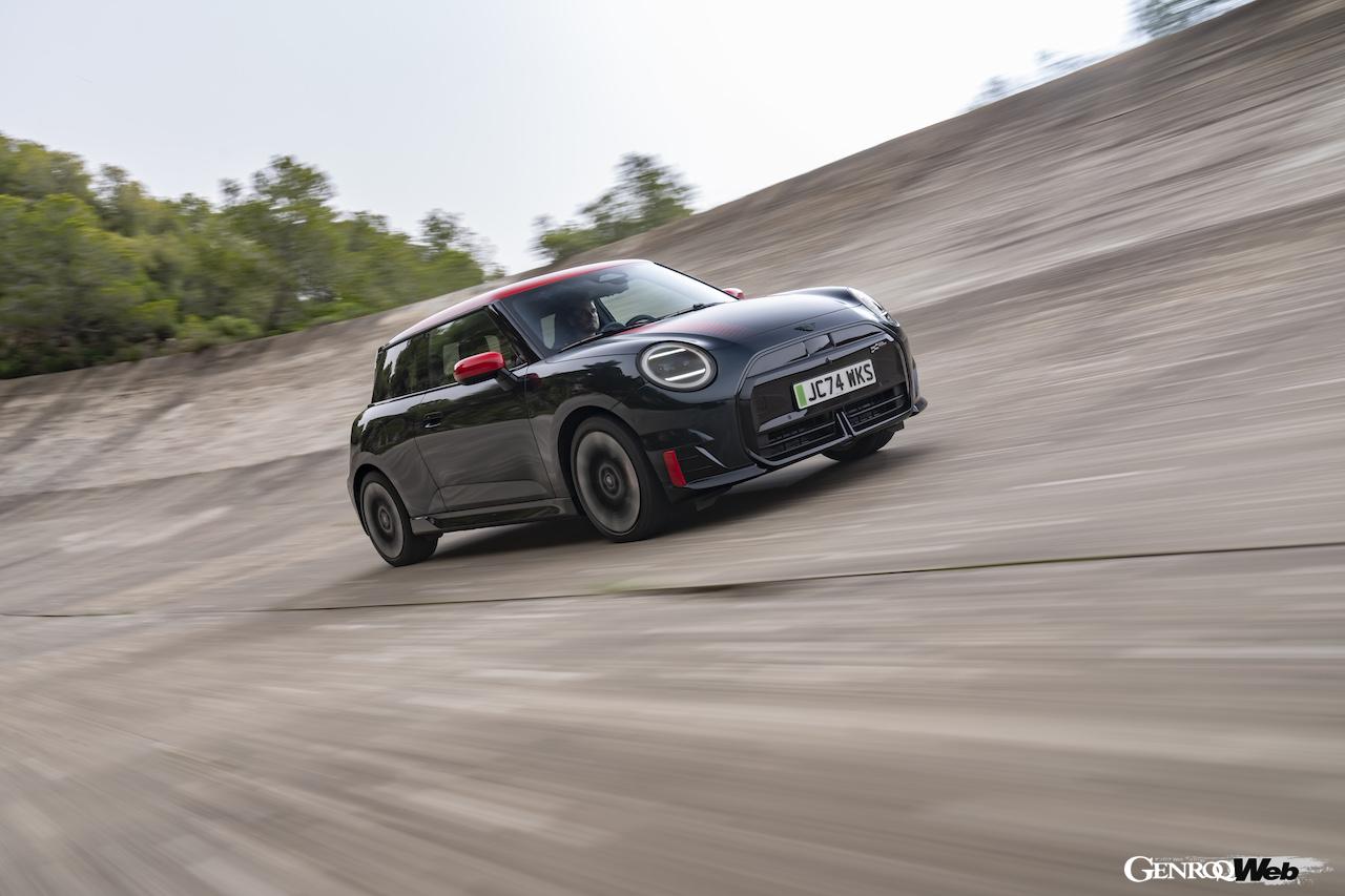 「MINI ジョン クーパー ワークス エレクトリック」の走行シーン。