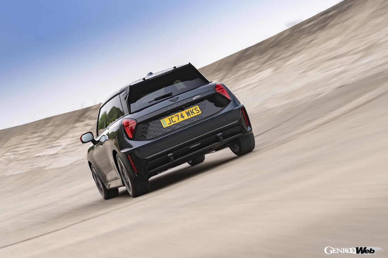 「MINI ジョン クーパー ワークス エレクトリック」の走行シーン。