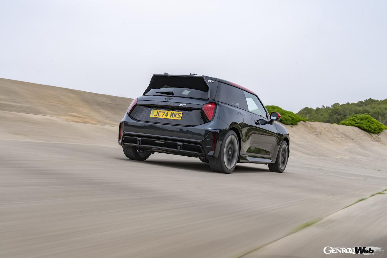 「MINI ジョン クーパー ワークス エレクトリック」の走行シーン。