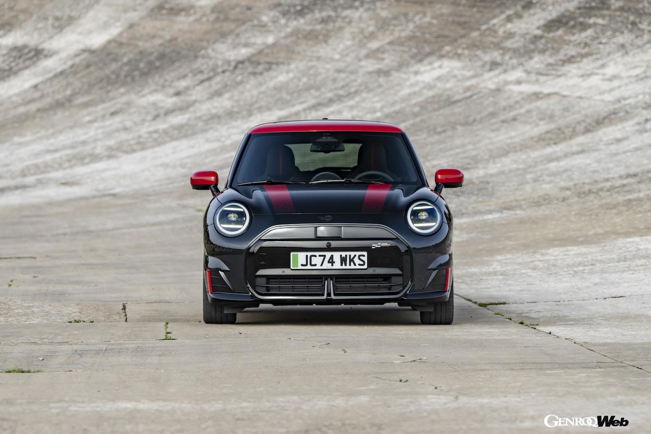 「MINI ジョン クーパー ワークス エレクトリック」のエクステリア。