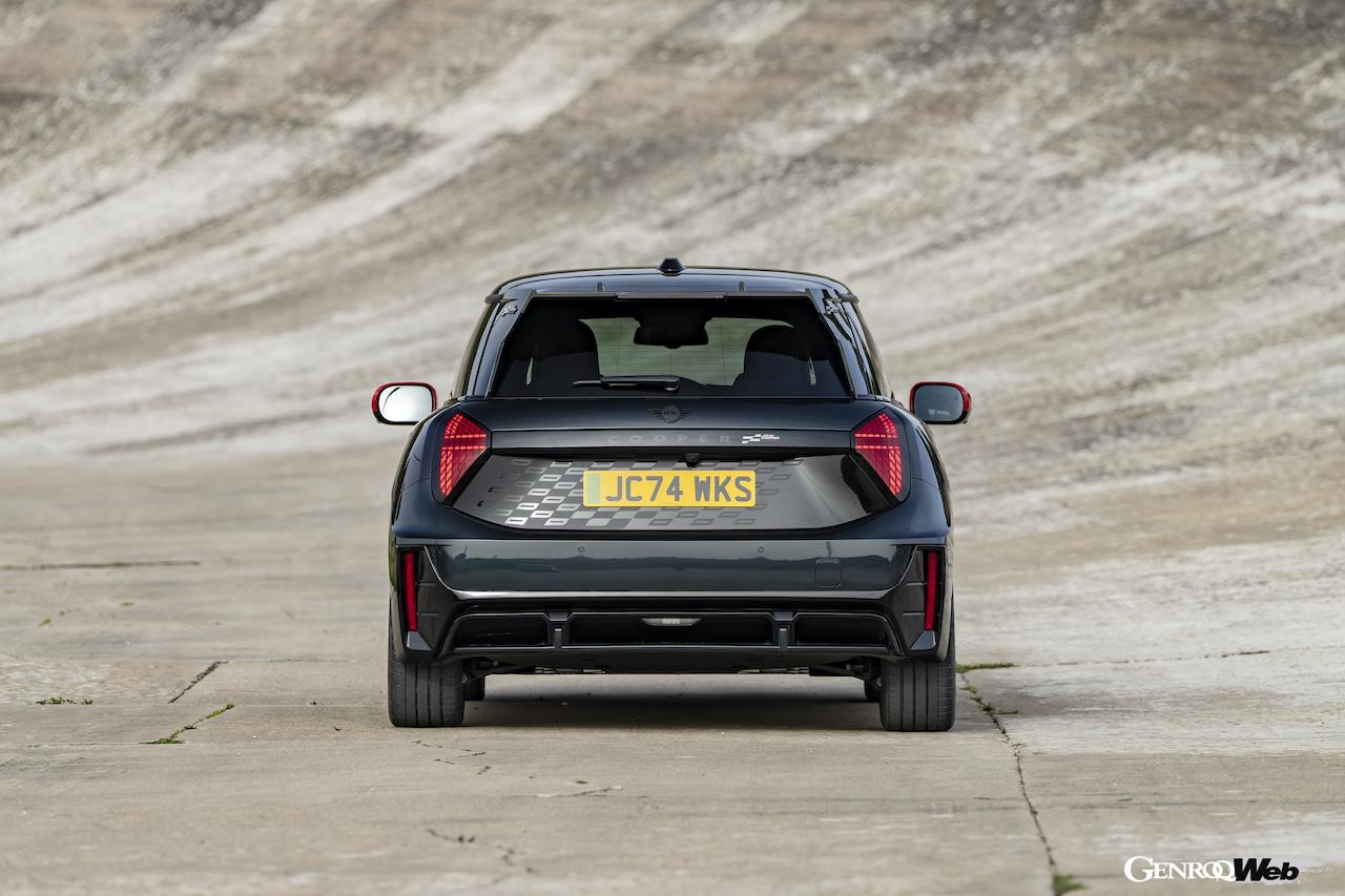 「MINI ジョン クーパー ワークス エレクトリック」のエクステリア。