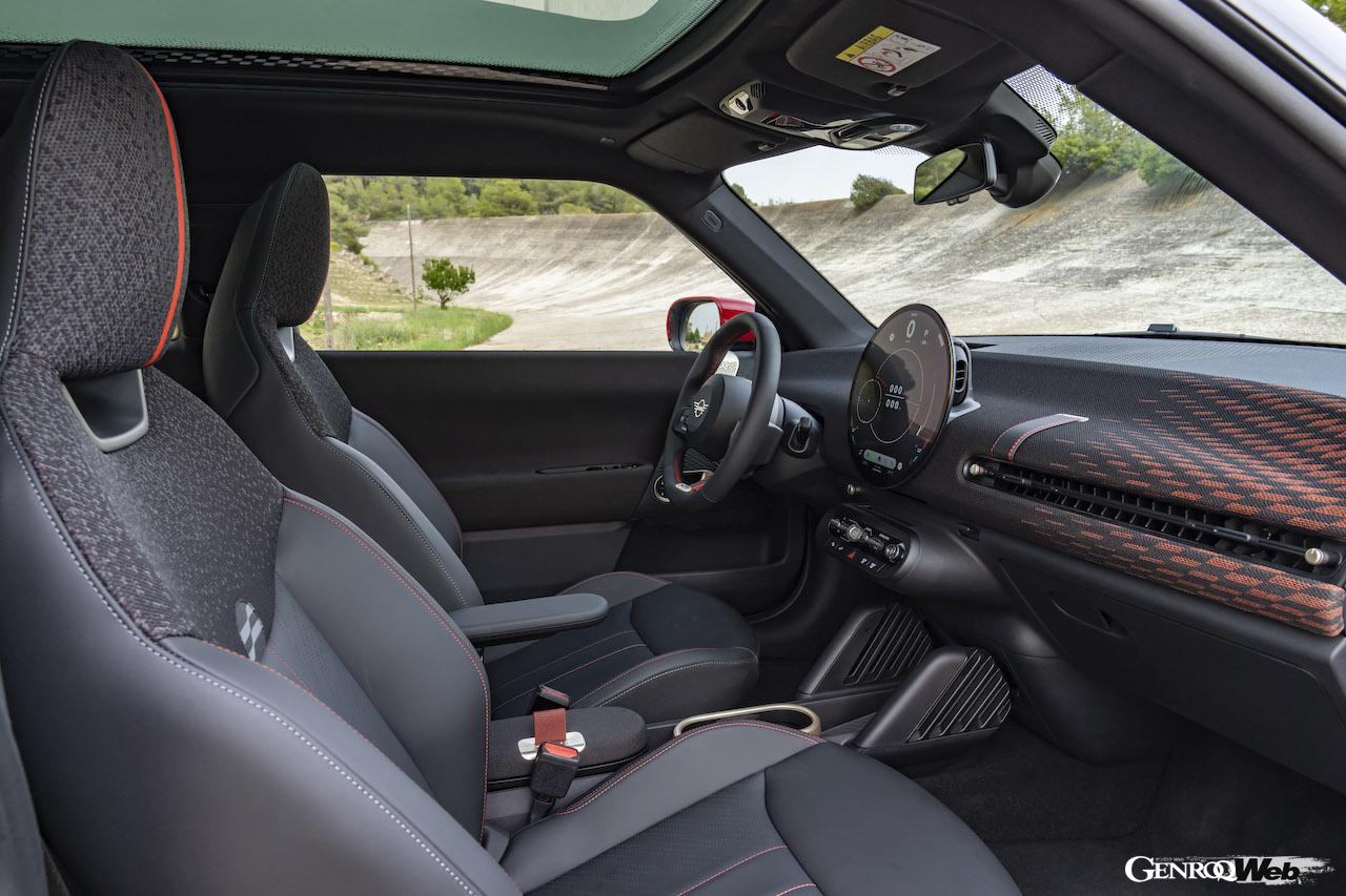 「MINI ジョン クーパー ワークス エレクトリック」のインテリア。