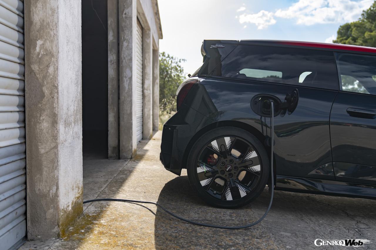 「MINI ジョン クーパー ワークス エレクトリック」の充電シーン。