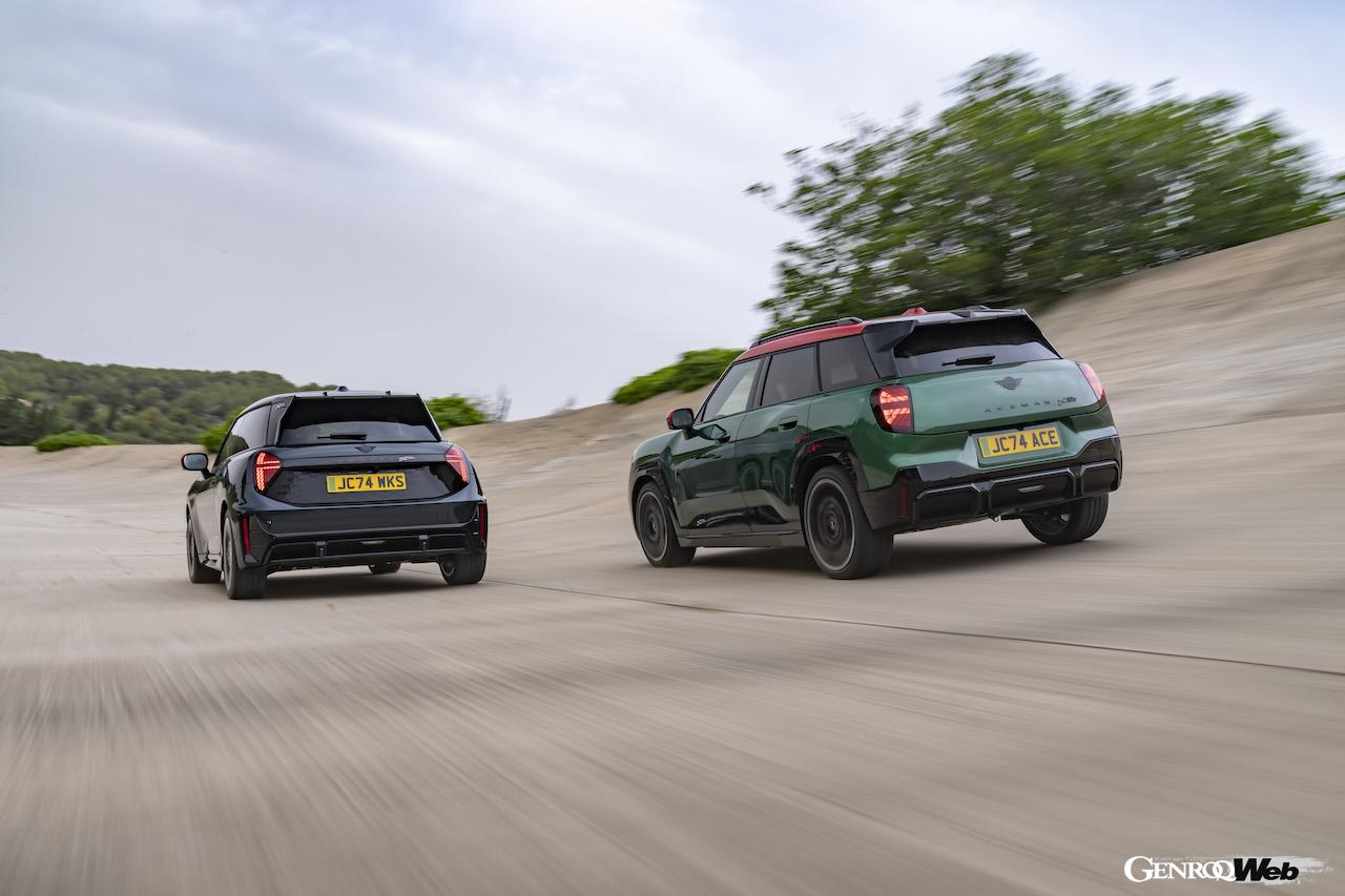 フル電動パワートレインを搭載する「MINI ジョン クーパー ワークス エレクトリック」と「MINI ジョン クーパー ワークス エースマン」。