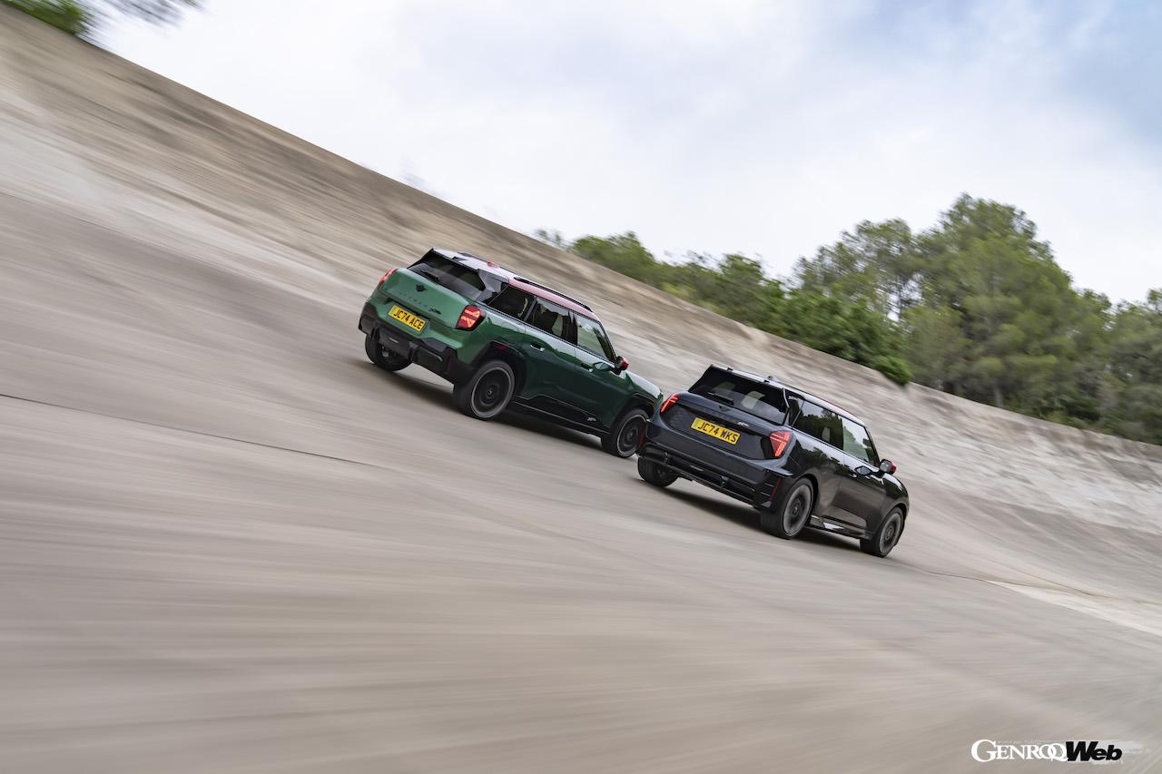 フル電動パワートレインを搭載する「MINI ジョン クーパー ワークス エレクトリック」と「MINI ジョン クーパー ワークス エースマン」。