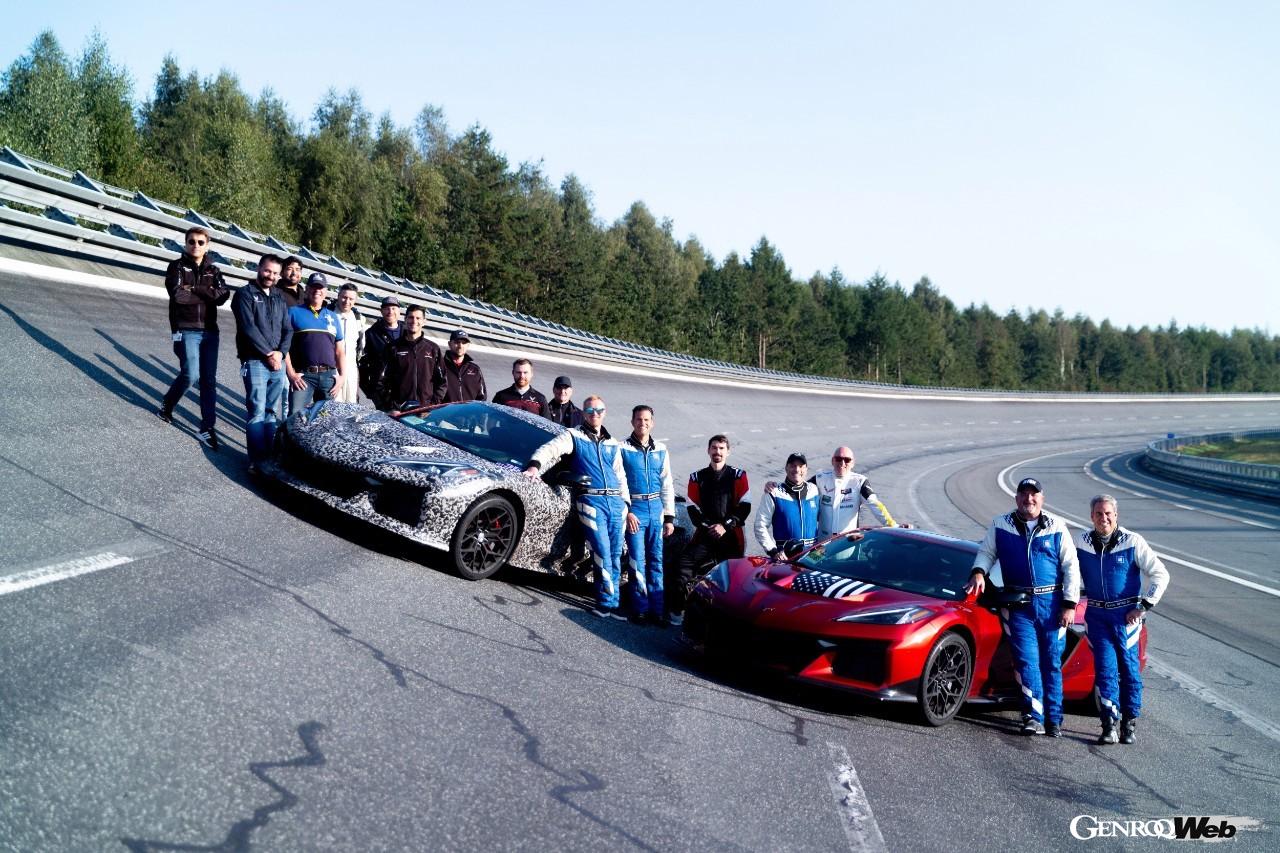 パペルンブルクの高速オーバルトラックを舞台に行われた最高速アタックには、2台のコルベット ZR1が持ち込まれ、ルース社長自身のドライブで233mphの最高速度をマークした。