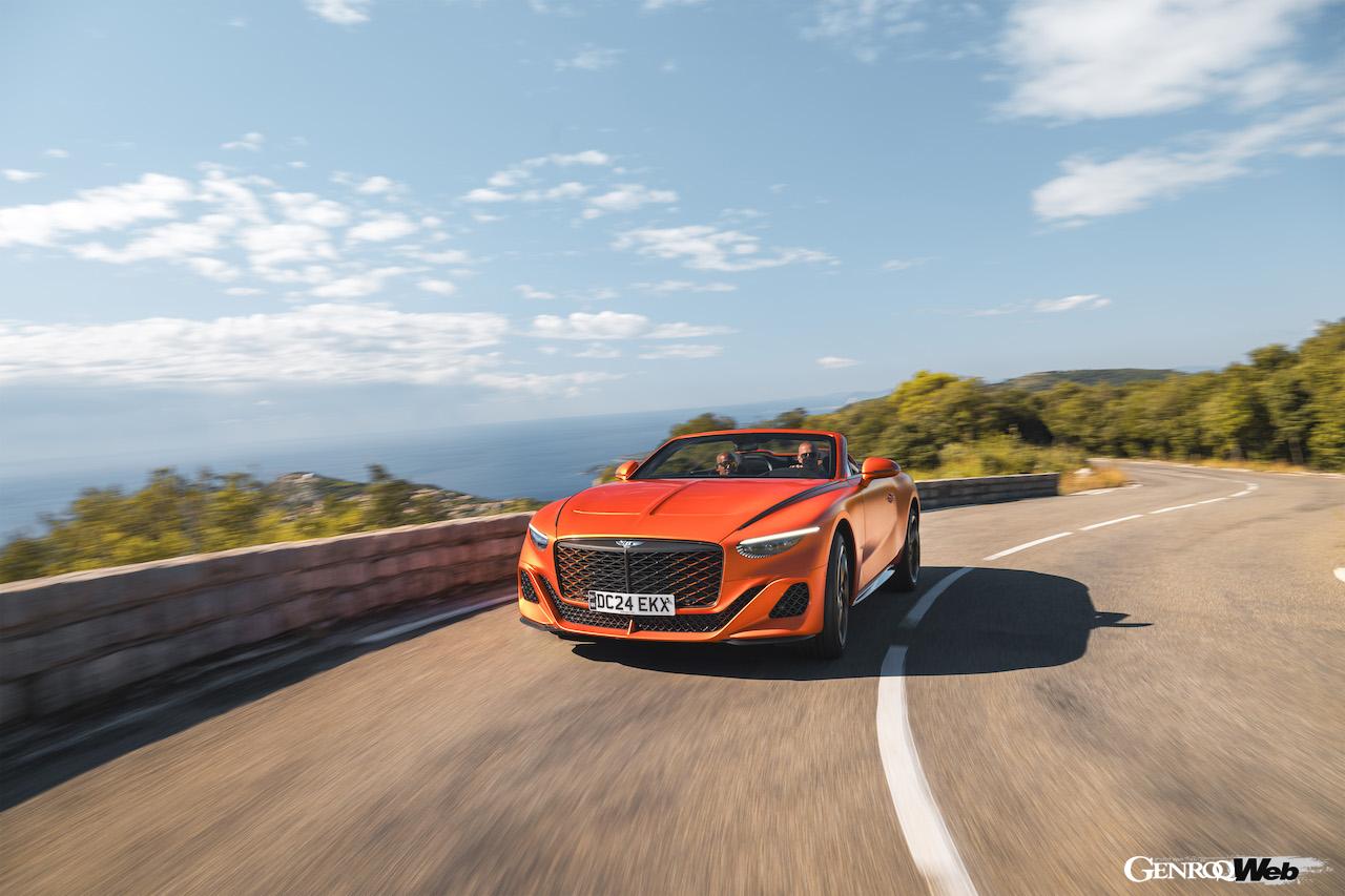 最終認証テストが開始された「ベントレー バトゥール コンバーチブル」。