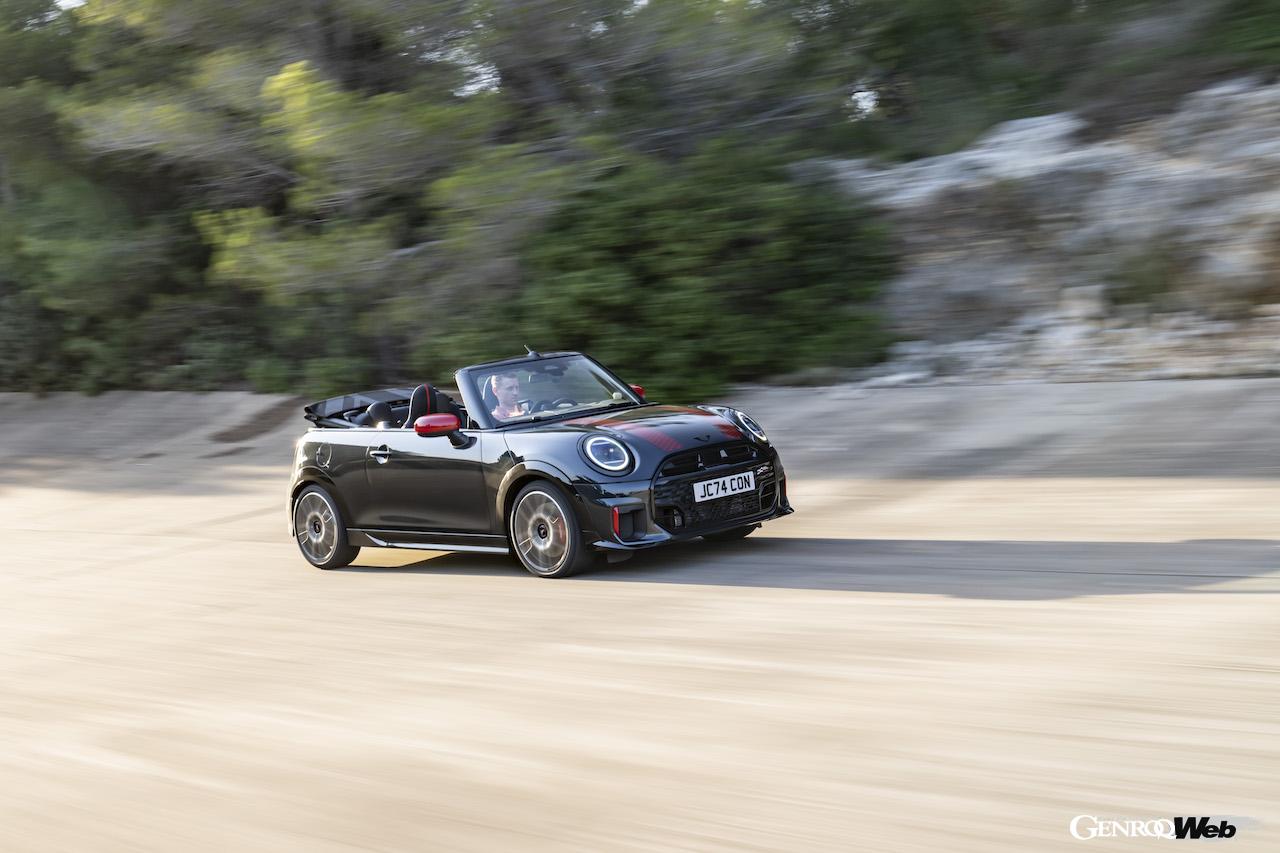 新型「MINI ジョン クーパー ワークス コンバーチブル」の走行シーン。