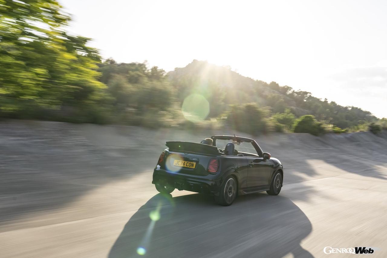 新型「MINI ジョン クーパー ワークス コンバーチブル」の走行シーン。