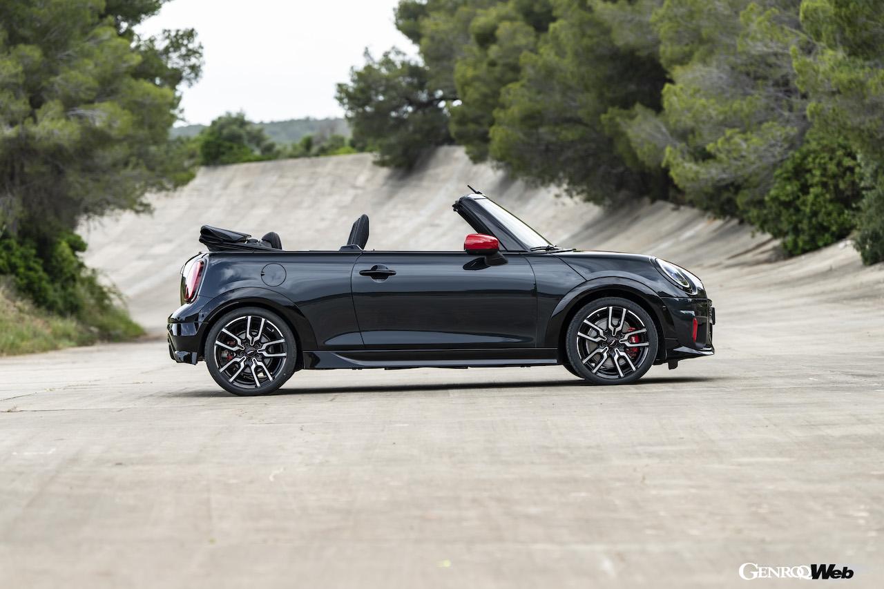 新型「MINI ジョン クーパー ワークス コンバーチブル」のエクステリア。