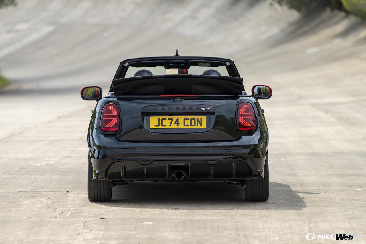 新型「MINI ジョン クーパー ワークス コンバーチブル」のエクステリア。