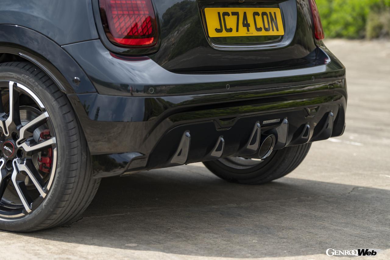 新型「MINI ジョン クーパー ワークス コンバーチブル」のエクステリア。