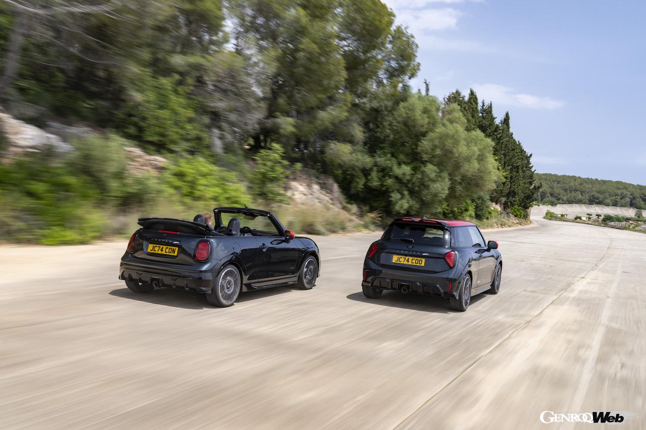 新型「MINI ジョン クーパー ワークス コンバーチブル」と「MINI ジョン クーパー ワークス」。